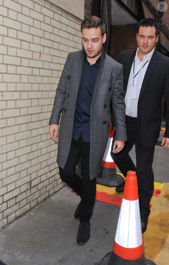 Liam Payne - Niall Horan et Liam Payne - Le groupe One Direction à la sortie du Palladium à Londres, le 13 novembre 2014