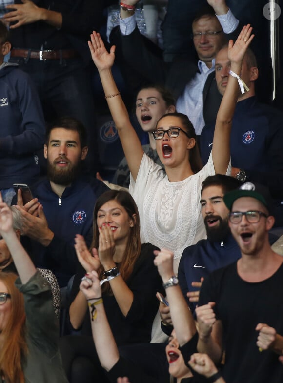 Luka Karabatic et sa compagne Jeny Priez, Nikola Karabatic et sa compagne Géraldine Pillet lors de la rencontre de Ligue 1 entre le PSG et les Girondins de Bordeaux, au Parc des Princes à Paris le 11 septembre 2015
