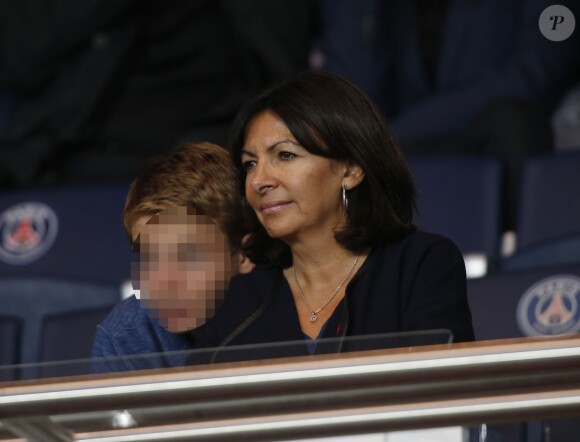 Anne Hidalgo et son fils lors du match de Ligue 1 entre le PSG et les Girondins de Bordeaux au Parc des Princes à Paris le 11 septembre 2015