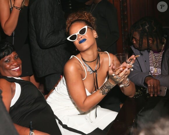 Rihanna, sa mère Monica Braithwaite et Travi$ Scott au New York Edition à New York. Le 10 septembre 2015.