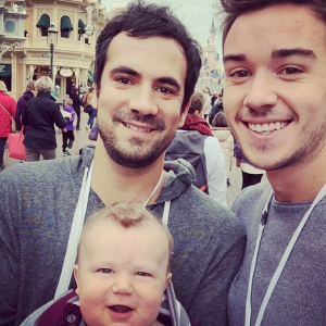 Alex Goude à Disneyland Paris avec son mari Romain et leus fils Elliot (7 mois). Septembre 2015.