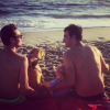 Alex Goude, son mari Romain, leur fils Elliot et leur chien au bord de la plage. Août 2015.