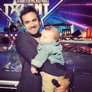 Alex Goude et son fils Elliot dans les coulisses du tournage de La France a un incroyable talent pour M6. Septembre 2015.