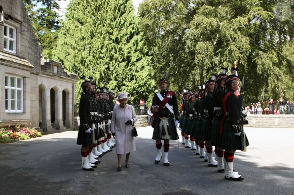 La reine Elizabeth II lors de la cérémonie pour son arrivée à Balmoral, le 7 août 2014.