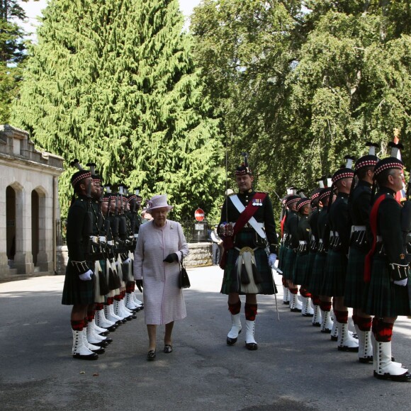 La reine Elizabeth II lors de la cérémonie pour son arrivée à Balmoral, le 7 août 2014.