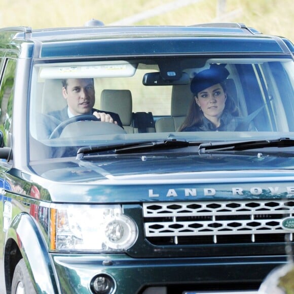 Kate Middleton et le prince William en septembre 2013, se rendant à l'église Crathie Kirk lors d'un séjour à Balmoral, fief écossais de la reine Elizabeth II.