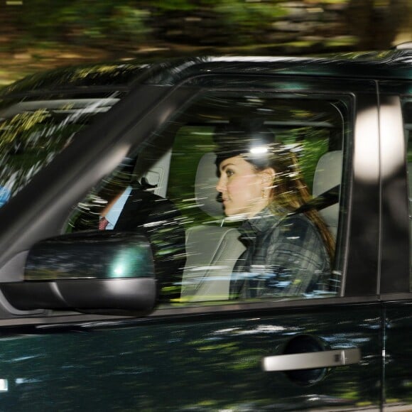 Kate Middleton et le prince William en septembre 2013, se rendant à l'église Crathie Kirk lors d'un séjour à Balmoral, fief écossais de la reine Elizabeth II.