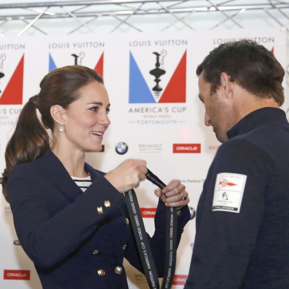 Kate Middleton, duchesse de Cambridge, et le prince William lors de la remise des prix de l'America's Cup World Series à Portsmouth le 26 juillet 2015