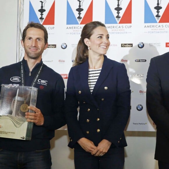 Kate Middleton, duchesse de Cambridge, et le prince William lors de la remise des prix de l'America's Cup World Series à Portsmouth le 26 juillet 2015