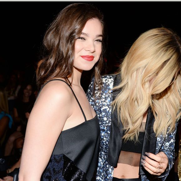 Hailee Steinfeld et Kylie Jenner au défilé printemp-été 2016 de Prabal Gurung à New York, le 13 septembre 2015.