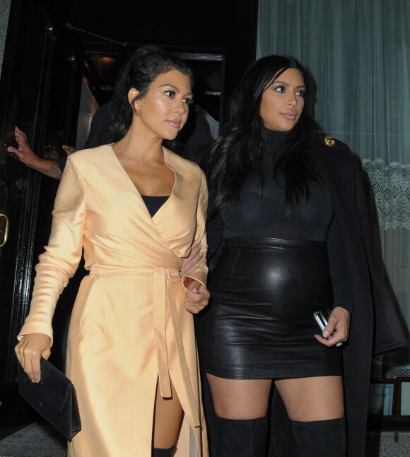 Kourtney et Kim Kardashian, enceinte, dînent avec leur soeur et demi-soeurs au restaurant italien Il Mulino, à New York le 13 septembre 2015.