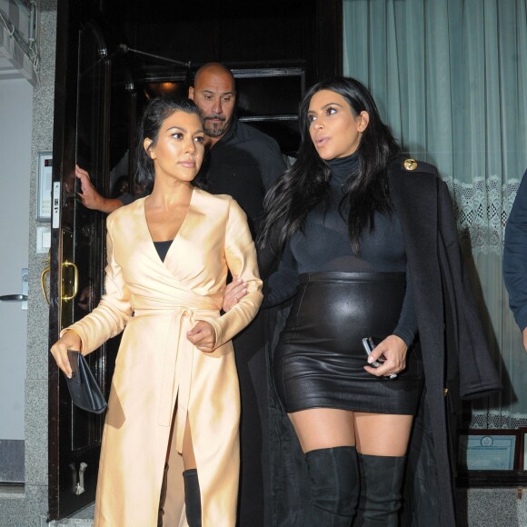 Kim Kardashian, enceinte, et Kourtney au restaurant italien Il Mulino, à New York le 13 septembre 2015.