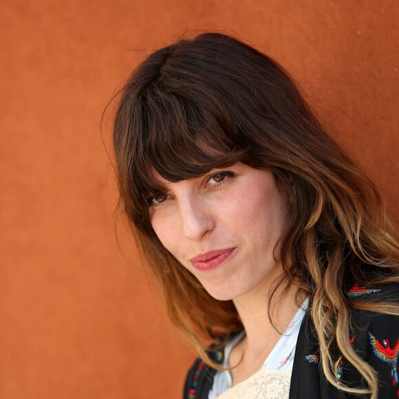 Lou Doillon dans le village lors de la finale du tournoi de tennis de Roland-Garros à Paris, le 6 juin 2015