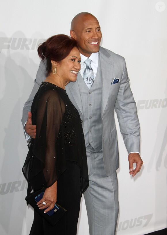 Dwayne Johnson et sa mère Ata - Avant-première du film "Fast and Furious 7" à Hollywood, le 1er avril 2015.