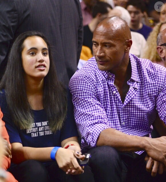 Dwayne Johnson et sa fille Simone assistent au match de basket-ball Miami Heat contre New York Knicks à Miami, le 27 février 2014.