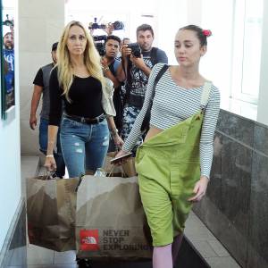 Miley Cyrus fait du shopping avec sa mère Tish Cyrus à Beverly Hills, le 15 septembre 2015