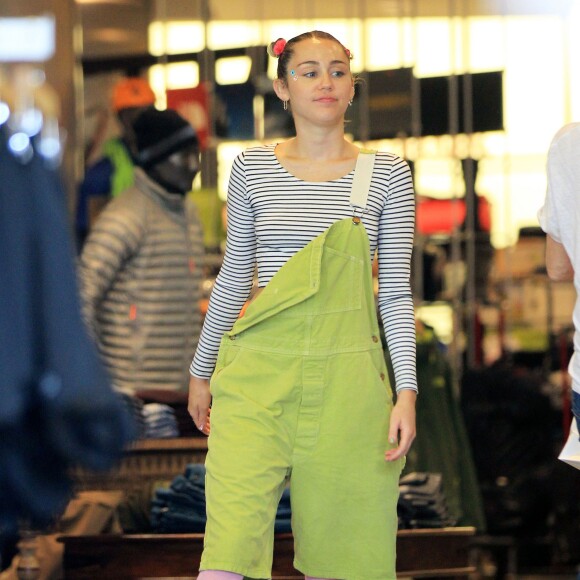 Miley Cyrus fait du shopping avec sa mère Tish Cyrus à Beverly Hills, le 15 septembre 2015