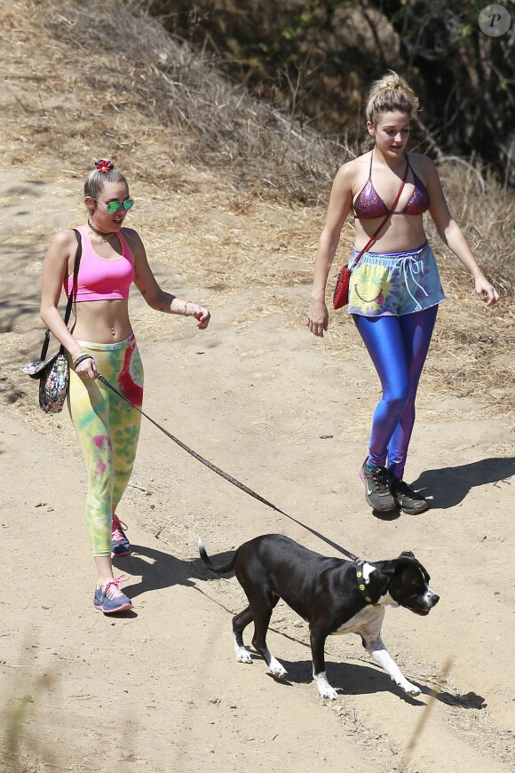 Exclusif - Miley Cyrus promène son chien Mary Jane avec une amie à Los Angeles, le 28 août 2015.