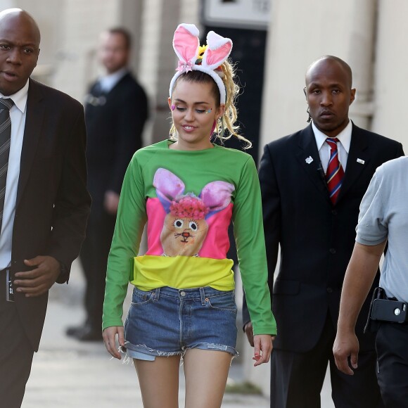 Miley Cyrus porte des oreilles de lapin à son arrivée sur le plateau de l'émission "Jimmy Kimmel Live!" à Hollywood, le 26 août 2015.