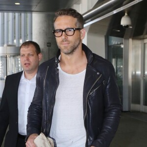 Ryan Reynolds arrive à l'aéroport de Toronto, le 16 septembre 2015