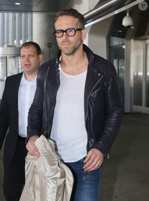 Ryan Reynolds arrive à l'aéroport de Toronto, le 16 septembre 2015