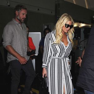 Jessica Simpson et son mari Eric Johnson arrivent à l'aéroport de LAX à Los Angeles, le 11 septembre 2015