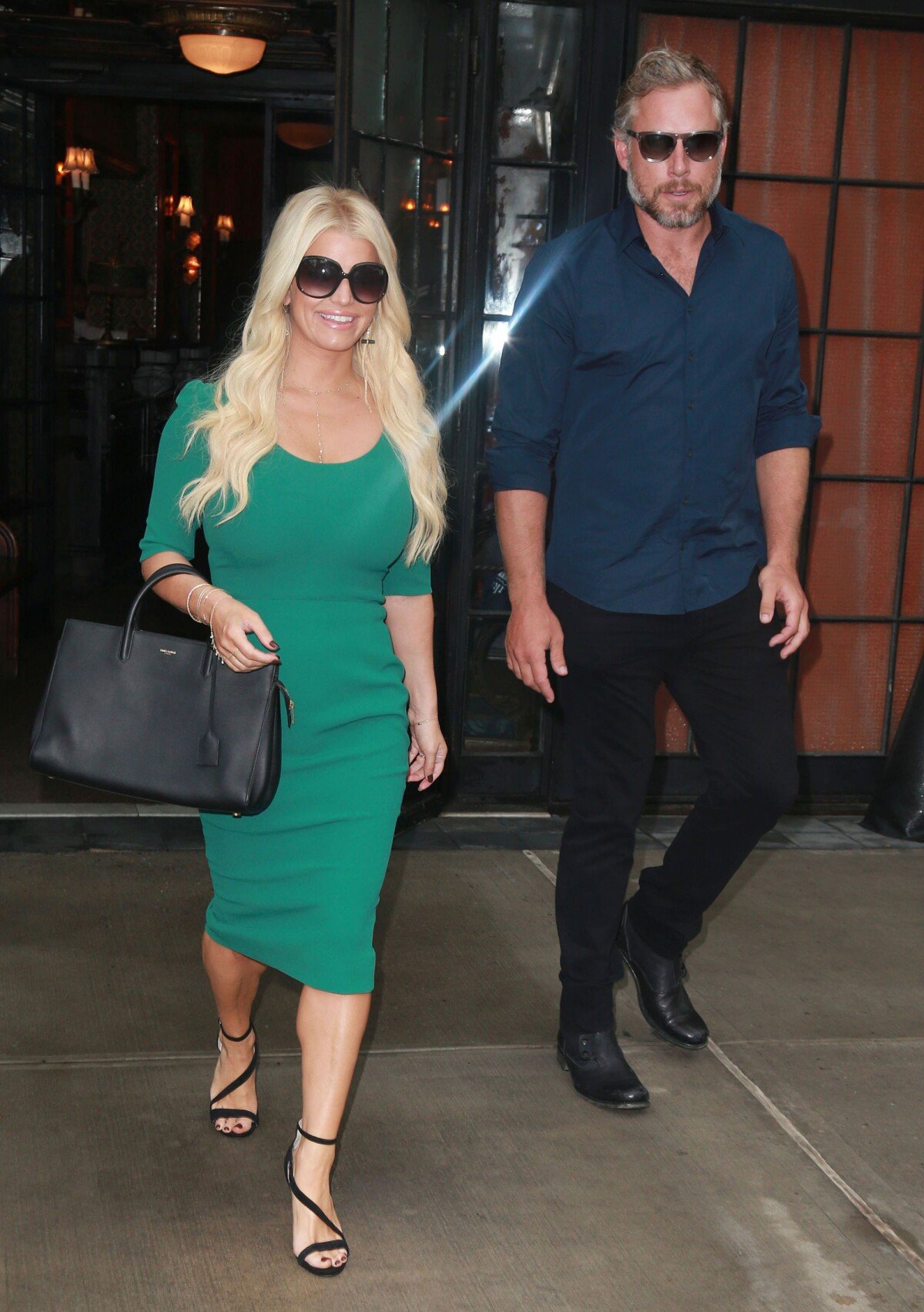 Photo : Jessica Simpson et son mari Eric Johnson à la sortie de leur hôtel  à New York, le 9 septembre 2015 - Purepeople