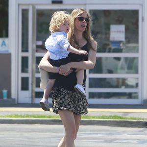 Exclusif - Jessica Simpson et son mari Eric Johnson sont allés faire du shopping avec leurs enfants Ace et Maxwell et des amis à Los Angeles. Le petit Maxwell semble piquer une crise de nerfs le jour de son anniversaire! Le 1er mai 2015