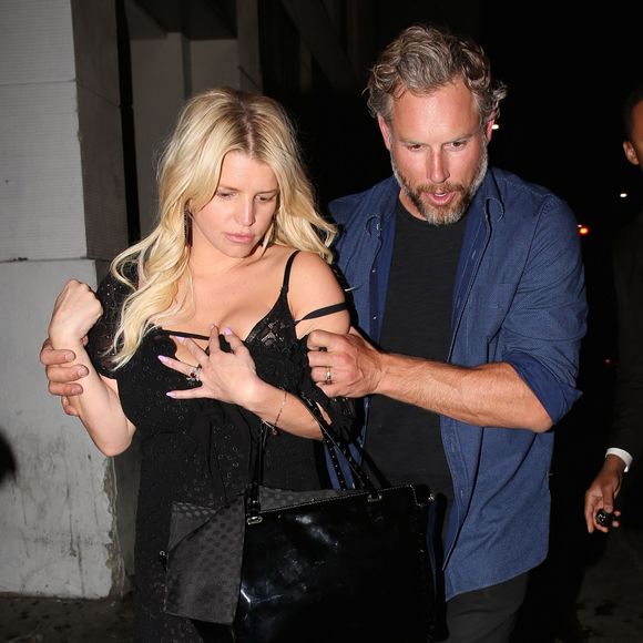 Jessica Simpson éméchée à la sortie du Sayers Club en compagnie de son mari Eric Johnson et leurs amis à Los Angeles, le 2 juin 2015