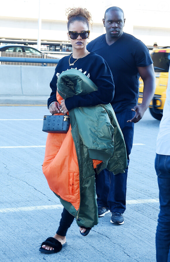 Rihanna prend un vol à l'aéroport de New York, le 14 septembre 2015.