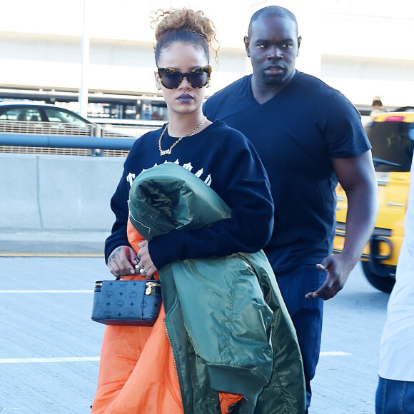 Rihanna prend un vol à l'aéroport de New York, le 14 septembre 2015.