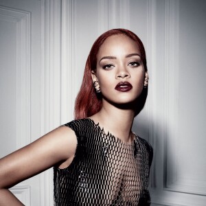 Rihanna qui pose seins nus pour la nouvelle campagne de Dior, “Jardins Secrets IV”.