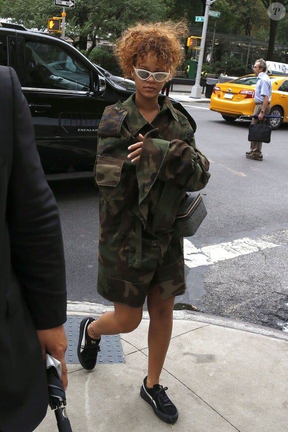 Exclusif - Rihanna se promène en tenue militaire dans les rues de New-York le 10 septembre 2015