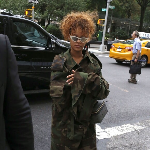 Exclusif - Rihanna se promène en tenue militaire dans les rues de New-York le 10 septembre 2015