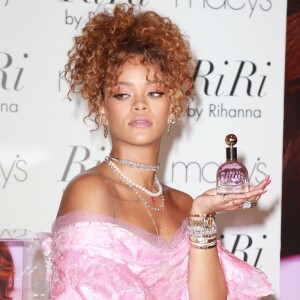 Rihanna lors du lancement du son nouveau parfum "RiRi" dans la boutique Macy's à New York, le 31 août 2015.