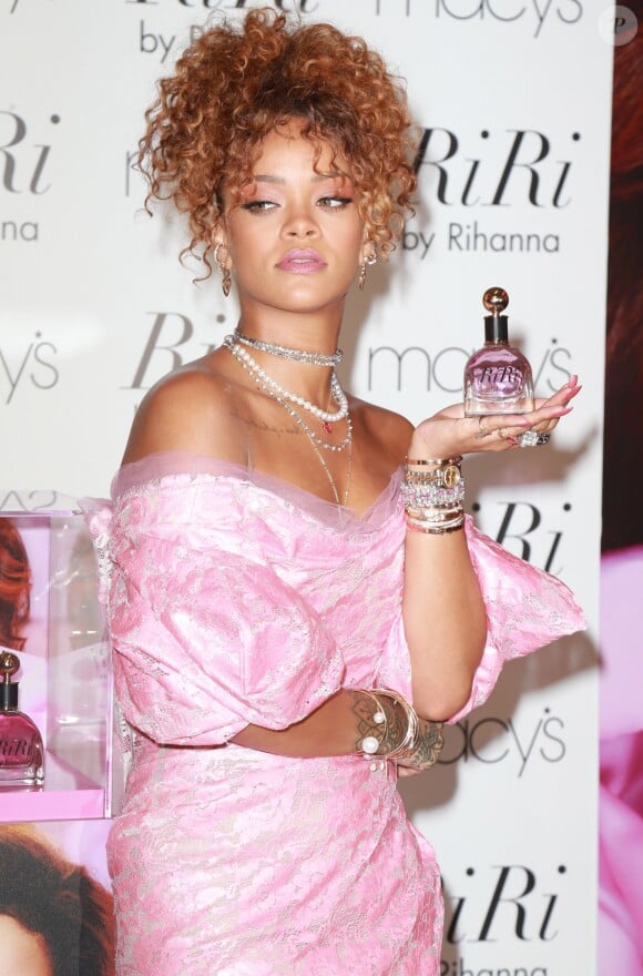 Rihanna lors du lancement du son nouveau parfum "RiRi" dans la boutique Macy's à New York, le 31 août 2015.