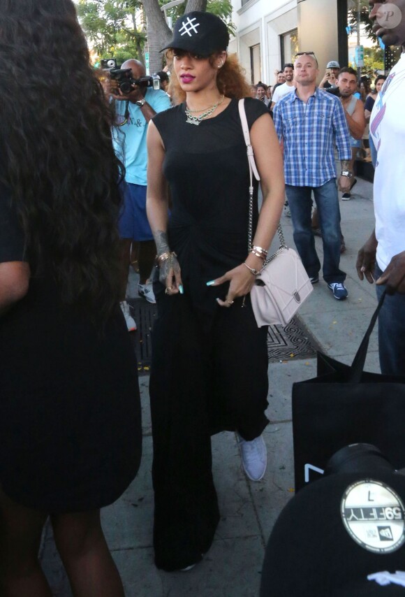 Rihanna fait du shopping à Beverly Hills le 30 juillet 2015.