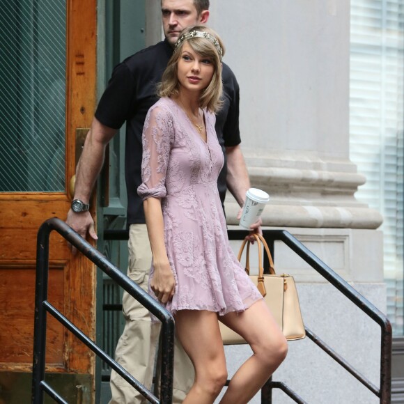 - Taylor Swift quitte son appartement de New York le 13 juillet 2015.