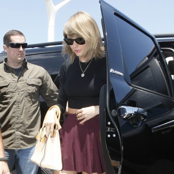 Taylor Swift prend un vol à l'aéroport de Los Angeles, le 17 juin 2015.