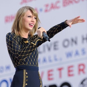 Taylor Swift (habillée en Sass & Bide) lors de son concert "1989" dans l'émission "Good Morning America" à New York, le 3 octobre 2014.