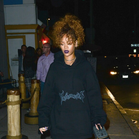 La chanteuse Rihanna va dîner chez Giorgio Baldi à Santa Monica le 22 août 2015.
