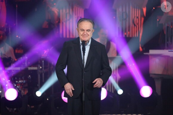Guy Béart chante lors de l'enregistrement de l'émission "Les années bonheur", à Paris le 5 mars 2014