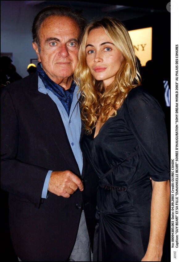 Guy Béart et sa fille Emmanuelle lors de la soirée d'inauguration du Sony Dream World, au Palais des Congrès de Paris le 4 septembre 2003