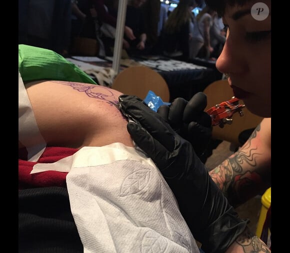 Fanny Maurer se faisant tatouer la fesse, le 7 mars 2015.