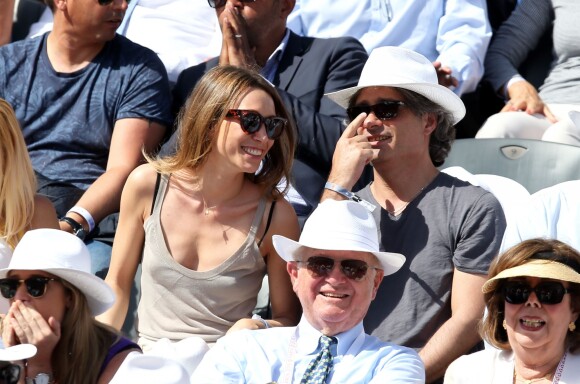 Laura Smet et son compagnon Raphaël dans les tribunes lors du tournoi de tennis de Roland Garros à Paris le 3 juin 2015.03/06/2015 - Paris