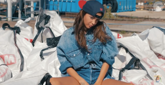 Nabilla, radieuse pour Paulette, vidéo dévoilée le 15 septembre 2015.