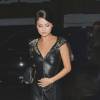 Selena Gomez, vêtue d'une robe en cuir noir, arrive au restaurant Lulu, pour la soirée Louis Vuitton, dans le quartier de Mayfair à Londres. Le 20 septembre 2015