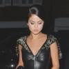 Selena Gomez, vêtue d'une robe en cuir noir, arrive au restaurant Lulu, pour la soirée Louis Vuitton, dans le quartier de Mayfair à Londres. Le 20 septembre 2015