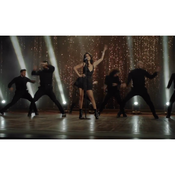 Selena Gomez sur scène au Palace Theater de Los Angeles / image extraite du vidéo-clip de Same Old Love sur Youtube.