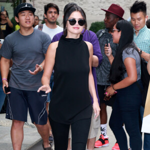 Selena Gomez et ses fans dans les rues de New York, le 20 aout 2015